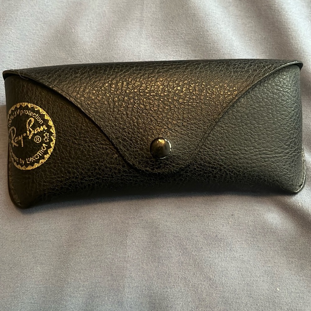 Ray Ban Sunglasses Carrying case with sunglass cleaning cloth